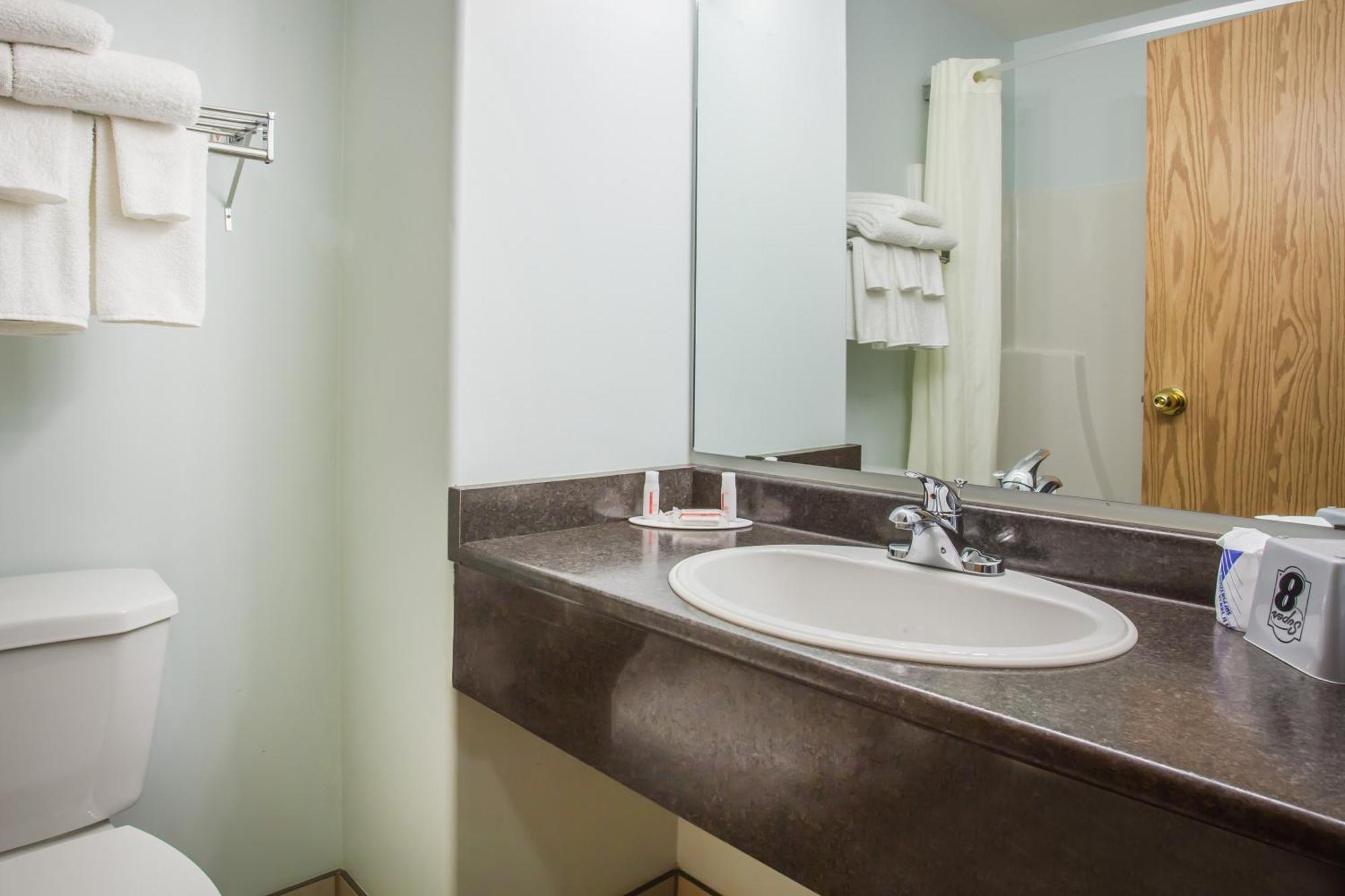 Super 8 By Wyndham Kindersley Extérieur photo