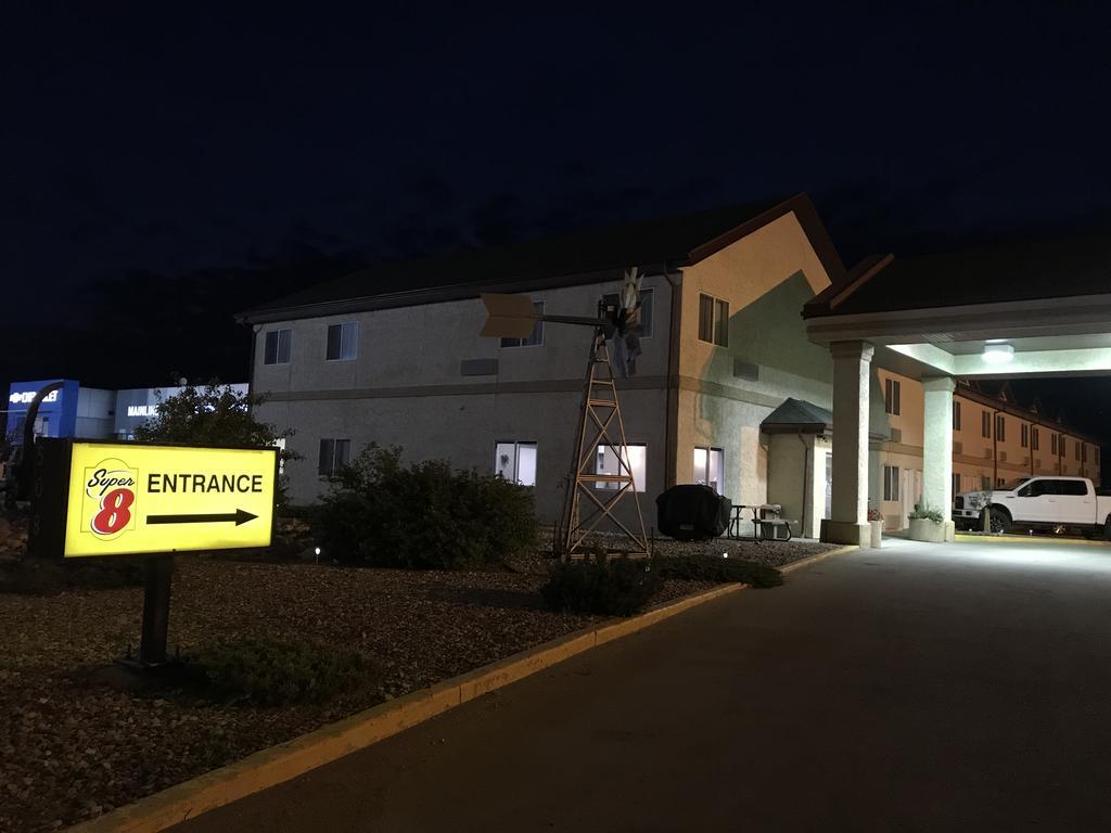 Super 8 By Wyndham Kindersley Extérieur photo