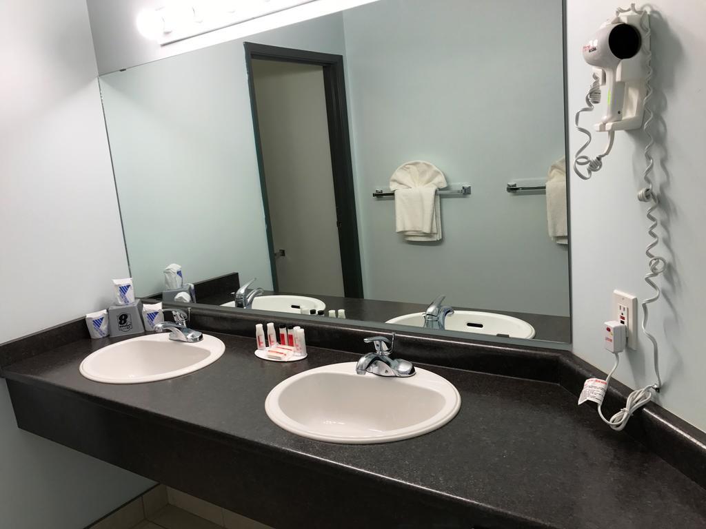 Super 8 By Wyndham Kindersley Extérieur photo