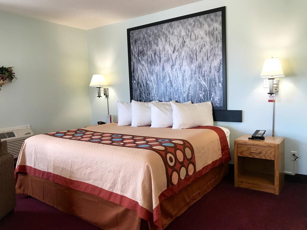 Super 8 By Wyndham Kindersley Extérieur photo