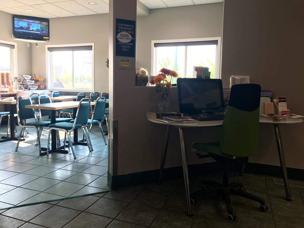 Super 8 By Wyndham Kindersley Extérieur photo
