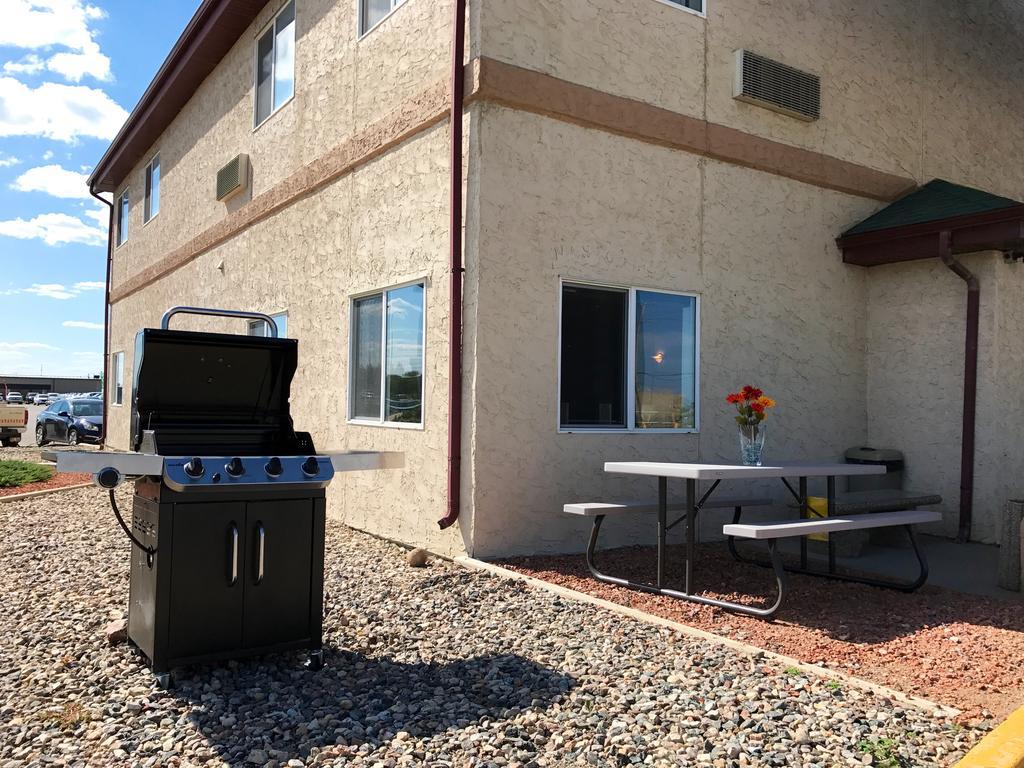 Super 8 By Wyndham Kindersley Extérieur photo