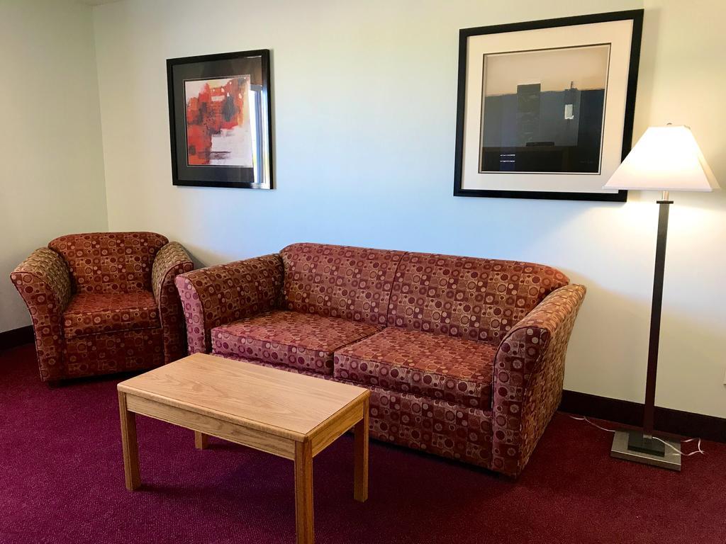 Super 8 By Wyndham Kindersley Extérieur photo